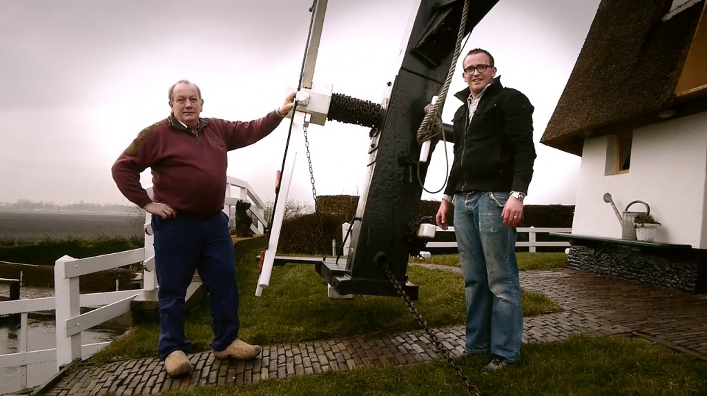 Johan en Jan Ottevanger op  hun molen aan de Rotte. Bovenmolen van de molenviergang van de Driemanspolder te Zevenhuizen. Screengrab van GH2 video ©2013/2014 H.J. Lirb