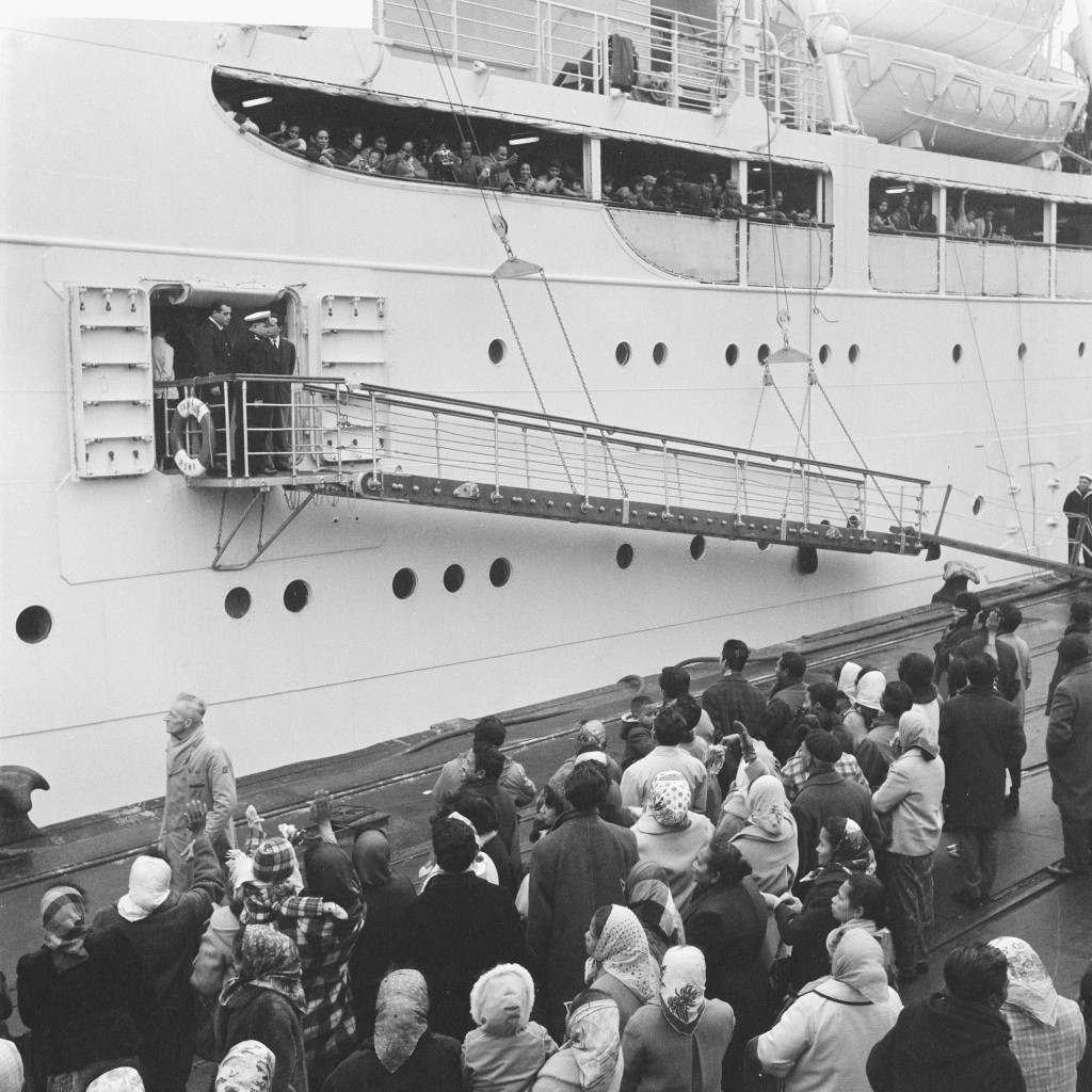 “Vertrek uit Rotterdam van de "Fair Sea" met 287 Ambonezen die weer repatriëren naar Indonesië. Inschepen van Ambonezen in Rotterdam. Achterblijvenden wuiven vaarwel”, 29 november 1961, Nijs, Jac. de / Anefo Nationaal Archief, licentie CC