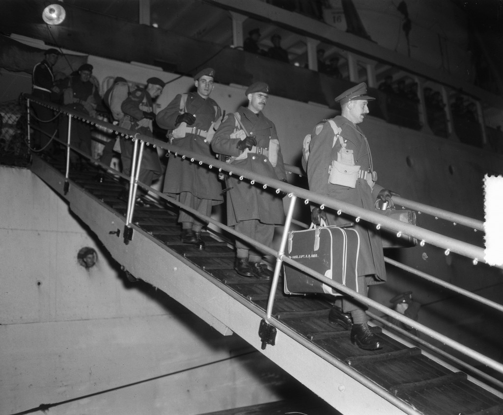 Canadese landtroepen voor het Atlantische leger van generaal Eisenhower aangekomen met troepenschip Fairsea in Rotterdam, 21 november 1951, Rotterdam, Fotograaf van Duinen, Nationaal Archief / Collectie Anefo, licentie CC.