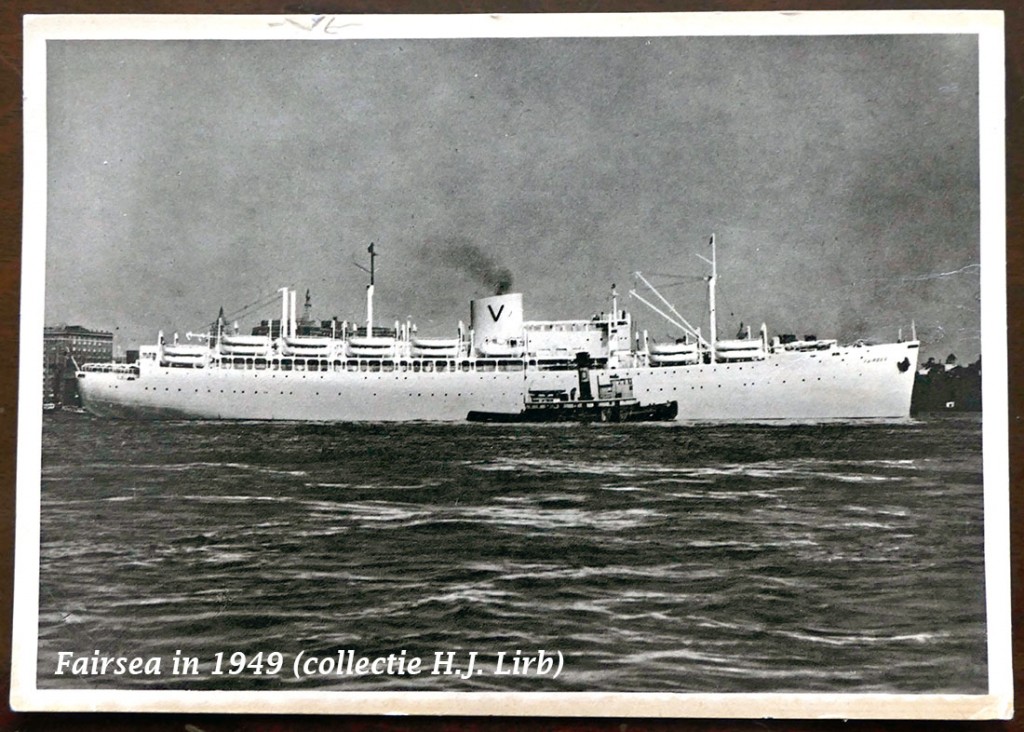 De "Fairsea" gefotografeerd vóór of in 1949 met een sleepboot die misschien nog wel zal kunnen worden geïdentificeerd aan de hand van de letter D op de schoorsteen.  Bremerhaven, Hamburg of misschien Napels? Ansichtkaart in eigen collectie. 