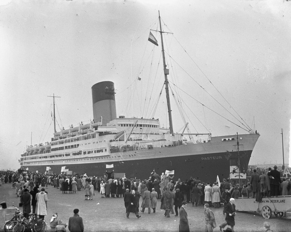 Titel: “Pasteur" met 400[0] man militairen in IJmuiden, 23 februari 1950, fotograaf  Noske, J.D. / Anefo, Nationaal Archief licentie CC