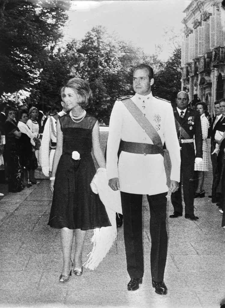 Ontvangst in de tuin van het La Granja Paleis bij Segovia t.g.v. de; indertijd; Spaanse nationale feestdag op 18 juli 1974 – op die dag vierde men de verjaardag van de staatsgreep die Generalísimo Franco tegen de Tweede Spaanse Republiek had ondernomen in 1936. Prins Juan Carlos van Bourbon en zijn vrouw Prinses Sophia gaven deze receptie. Prins Juan Carlos verving hier het Spaanse Staatshoofd Franco die in het ziekenhuis lag.; (Nationaal Archief Anefo 927-3402).