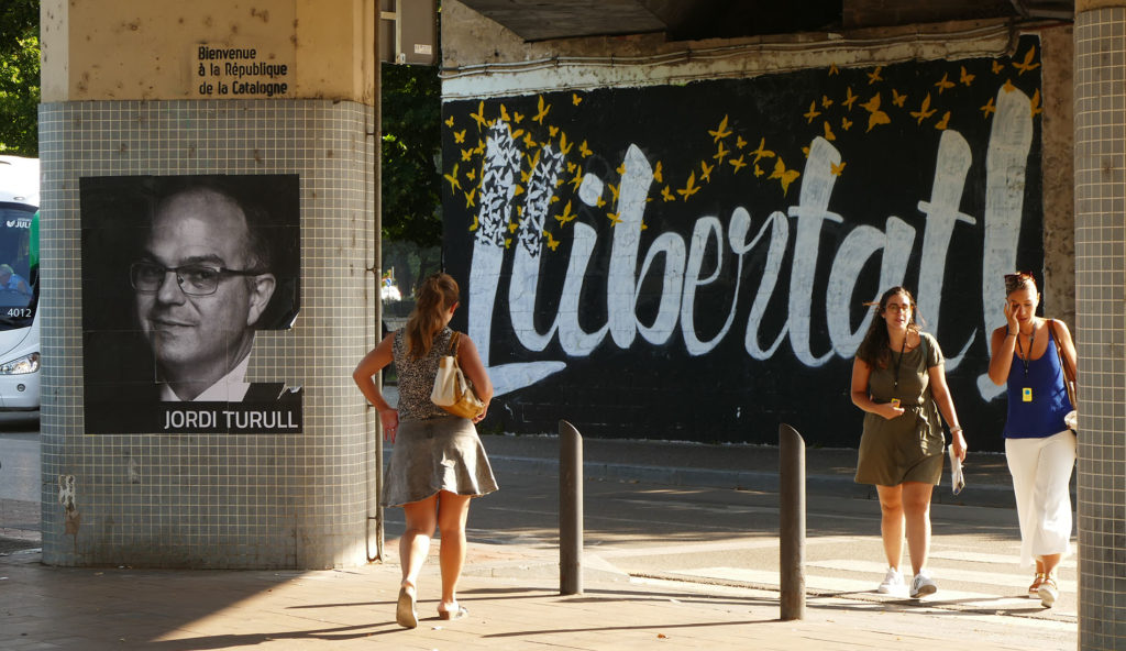 Jordi Turull. Een van de portretfoto’s van de politieke gevangenen aan de pijlers van het spoor in Girona. ©2018 Huib J. Lirb