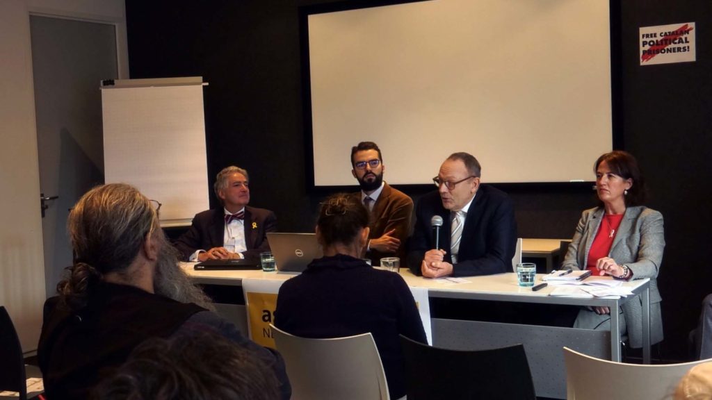 De vier sprekers van het symposium in Den Haag. Van links naar rechts: Alfred De Zayas, Fernando Burgés, Ben Emmerson, Elisenda Paluzie (Foto H.J. Lirb)