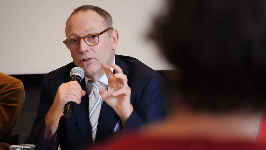 Ben Emmerson tijdens de voordracht ophef symposium in Den Haag (Foto Sofia Josepina Lirb)