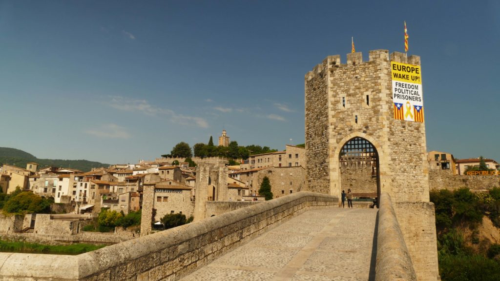 Oproep aan de mede-Europeanen in een enorm spandoek prominent op de toegangsbrug van Besalú, een iconisch stadsgezicht dat door veel toeristen zal worden gezien (©2018 Huib J. Lirb).