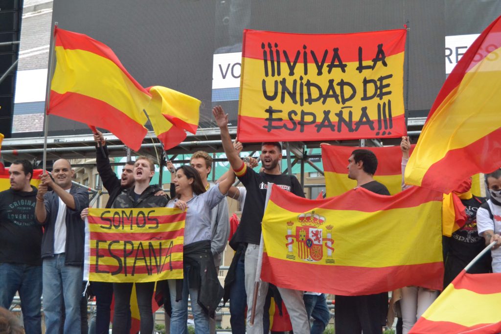 Op de dag van het referendum over Catalaanse onafhankelijkheid, 1 october 2017, demonstreren tegenstanders voor het behoud van de eenheid van Spanje. De uitgestrekte arm hoort niet bij een Dance-feest....(Andreagab / Shutterstock) 