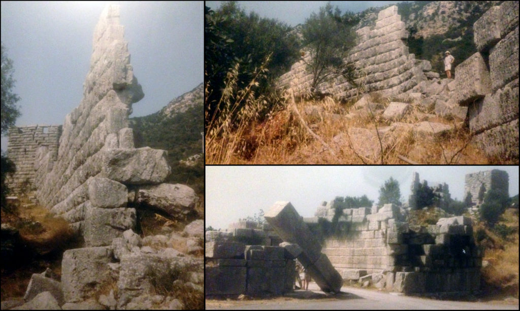 De hoge muren van Messene, de hoofdstad van de herrezen polis der Messeniërs (Foto ©1993/2019 Huib J. Lirb)