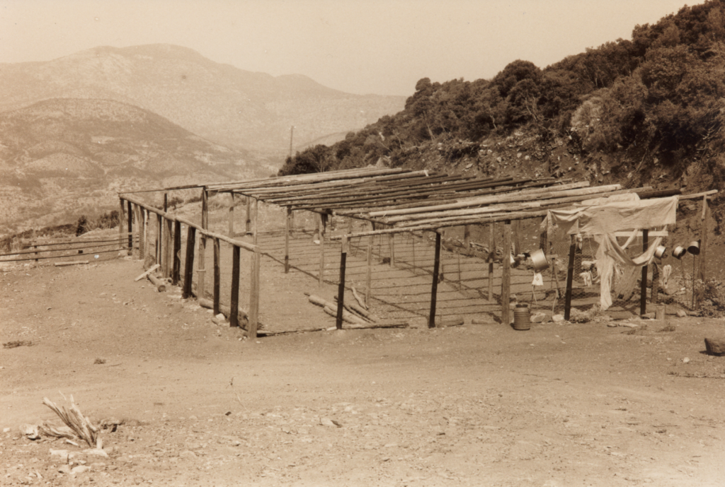 Installatie voor de schapenhouderij op de heuvels om de berg Ithomi. (Foto ©1993/2019 Huib J. Lirb)