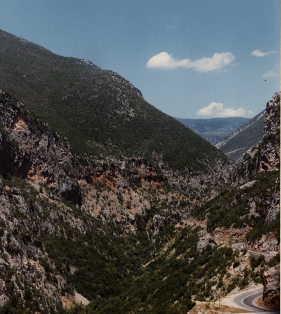 Hoge pas door het Taygetos gebergte. Foto genomen vanuit de bus op een rit van Messenië naar Sparta tijdens een vakantie in 1990 (©1990/2019 Huib J. Lirb)